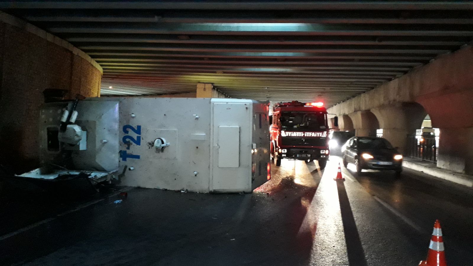 İSTANBUL FATİH'TE TOMA DEVRİLDİ