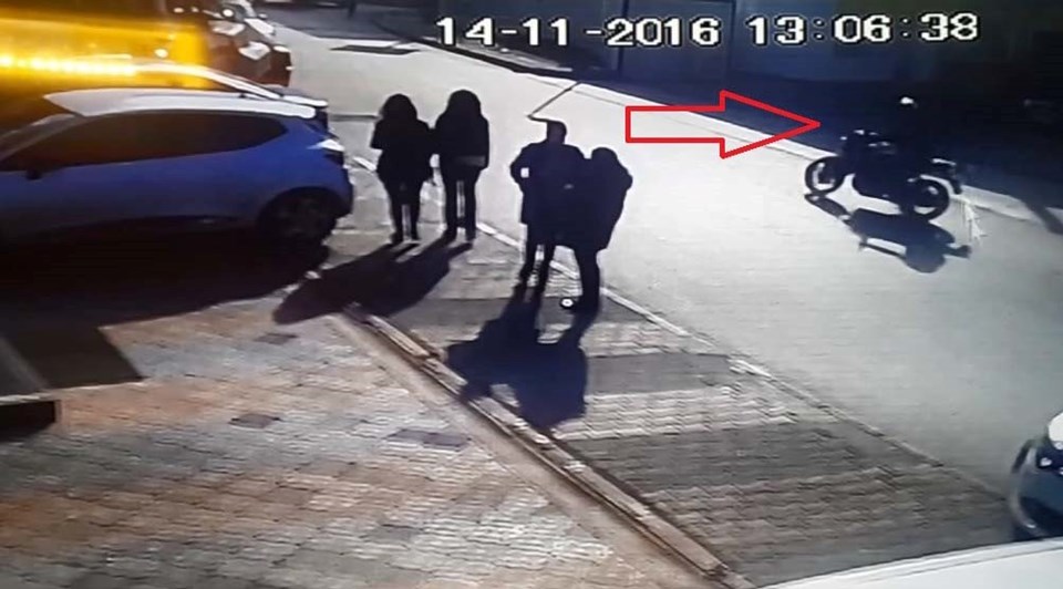 Güvenlik kamerası görüntülerinde motosikletle şirkete gelen kurye, paketi bıraktıktan sonra yaya olarak uzaklaşıyor.