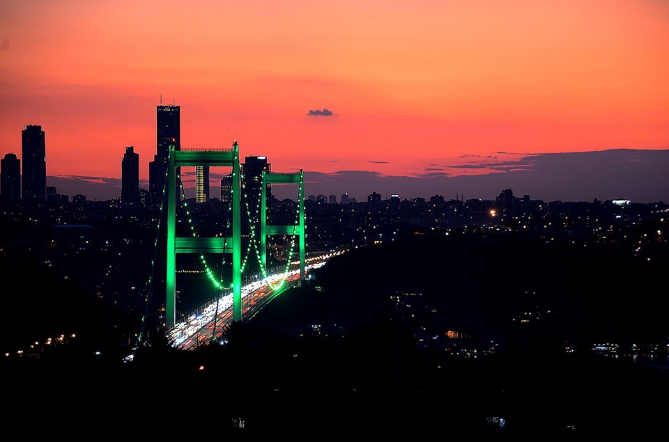 İstanbul'un simgeleri 'Serebral Palsi' için yeşile büründü ile ilgili görsel sonucu