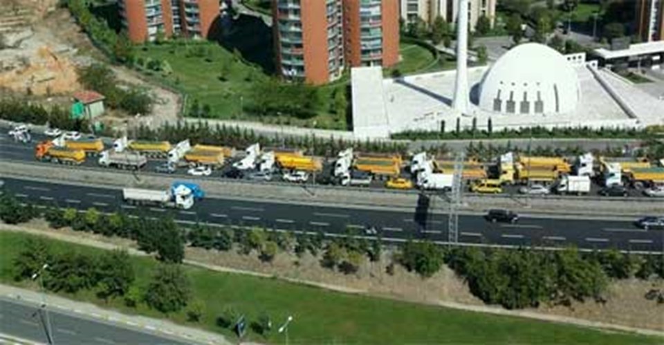 TEM Ümraniye yönünden FSM Köprüsü’ne gitmek isteyen kamyonlara polis izin vermiyor. (Fotoğraf: Twitter'dan alınmıştır)