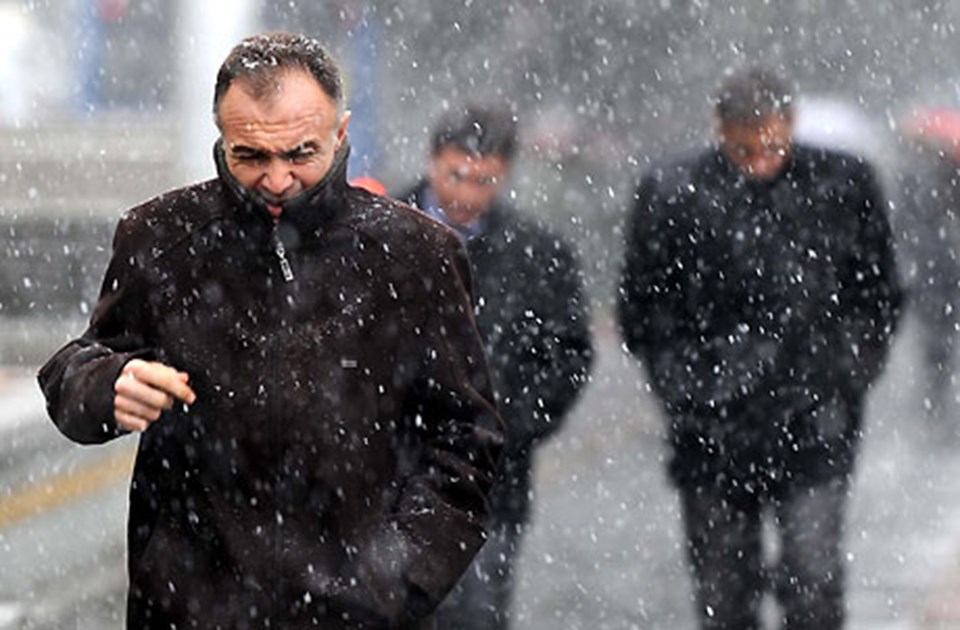 Ankara'da sabah saatlerinde kar yağışı...