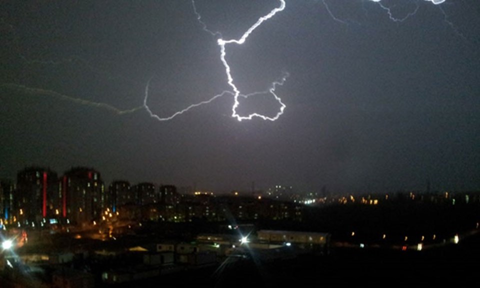 İstanbul'da çakan şimşekler geceyi aydınlattı.
