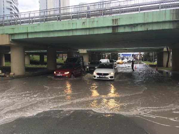 İstanbul'da kuvvetli yağış hayatı olumsuz etkiliyor