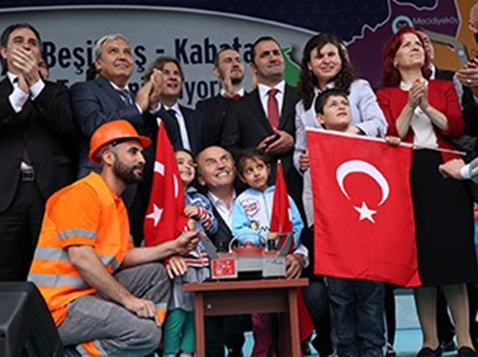 Kadir Topbaş, çocuklarla birlikte butona basarak temeli attı.