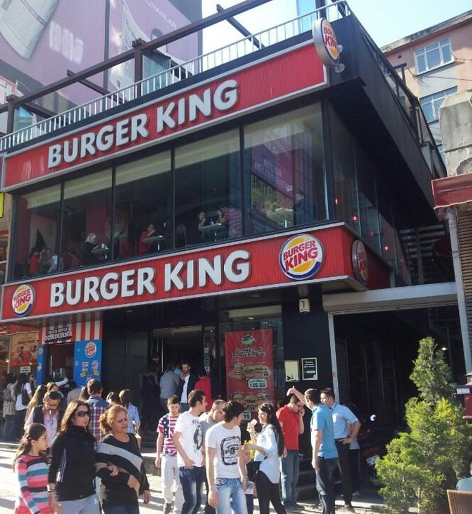 Şirinevler Burger King şube müdürü Ömer E.'nin Suriyeli çocuğa önce tokat attığı, ardından kolundan tutup sürüklediği ve burnunu kanatarak darp ettiği iddia ediliyor.