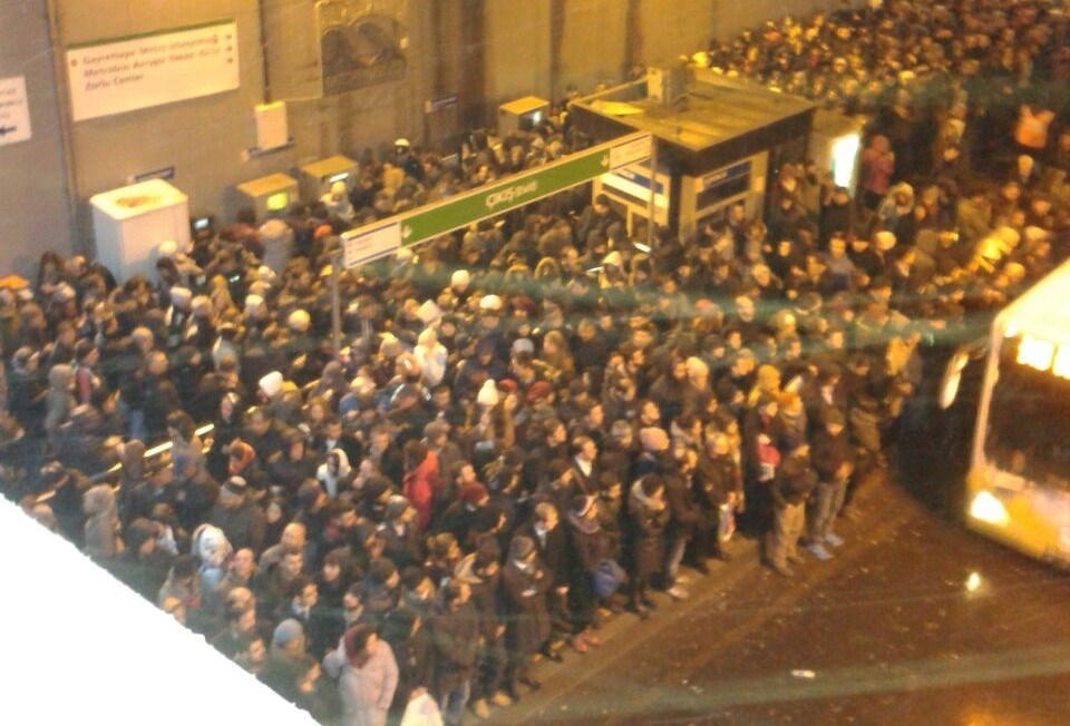 Metrobüs duraklarında yığılmalar meydana geldi