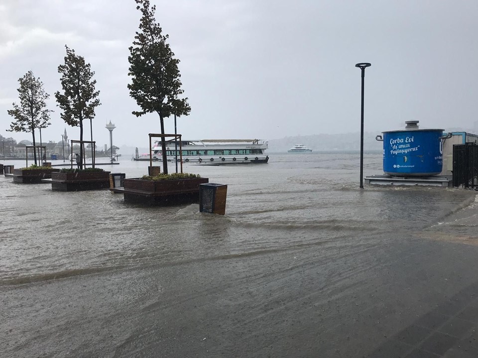 ÜSKÜDAR'DA DENİZLE KARA BİRLEŞTİ