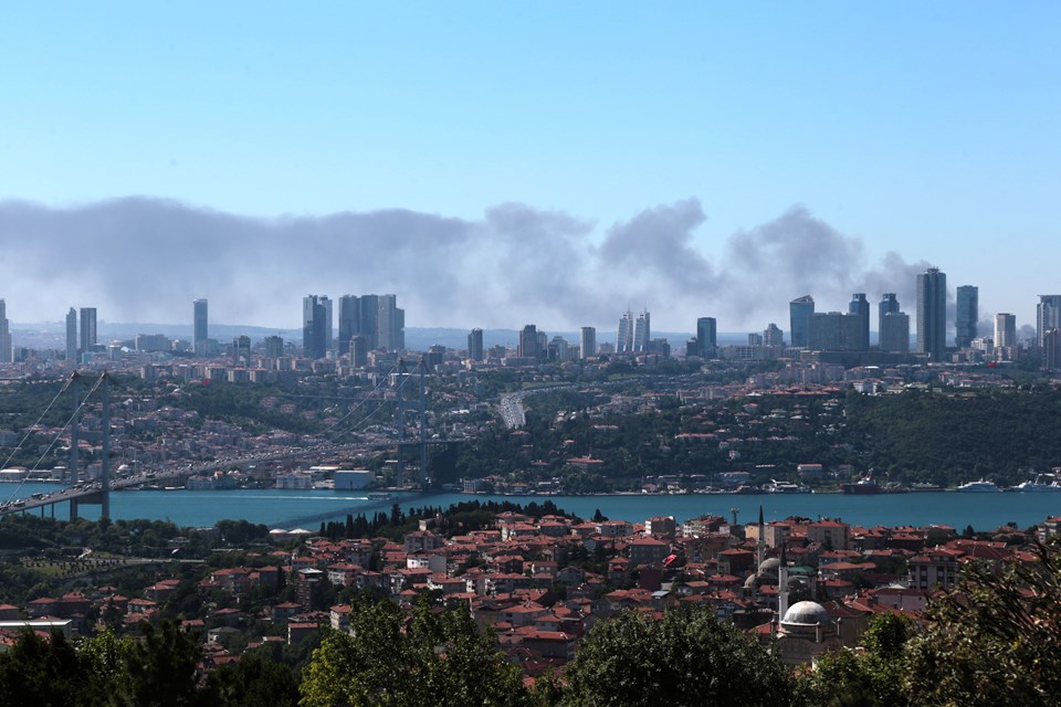 Yükselen dumanlar Anadolu Yakası'ndan da görüldü.