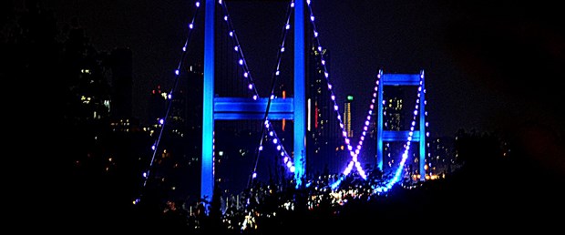 İstanbul'daki köprüler baş ve boyun kanserine dikkati çekmek için renklendirildi