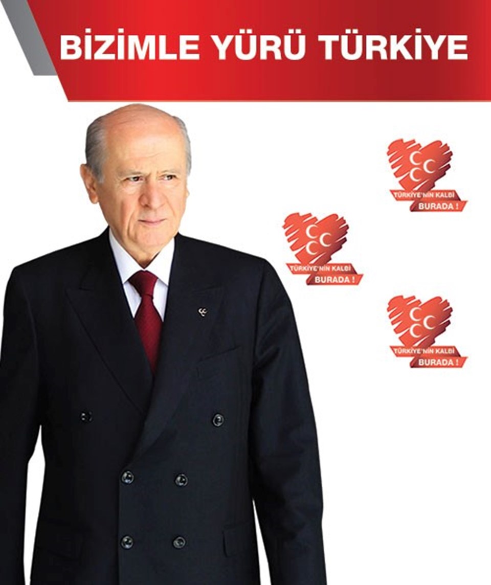 MHP'nin kurultay afişinde de kalp görseli kullanıldı.