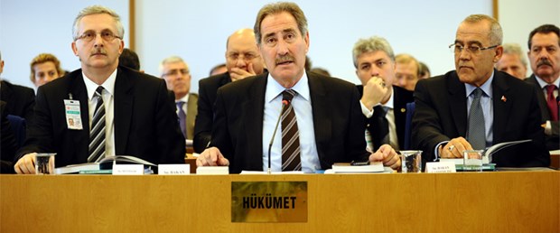 İstifa çağrılarına 'Sivas katliamı' yanıtı
