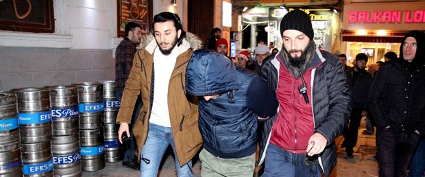istiklal-caddesinde-bir-kisi-taciz-iddiasiyla-gozaltina-alindi_4068_dhaphoto5.jpg