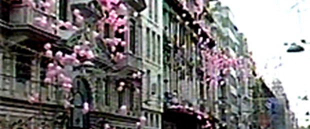 İstiklal'de pembe balon şakası