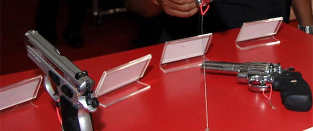 İzmir Fuarı'ndaki silah standı kaldırıldı