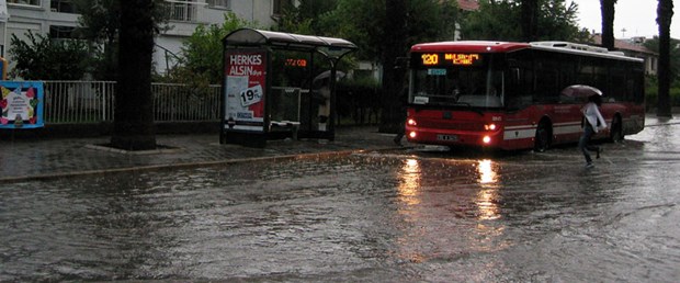 İzmir'de 80 yıllık yağış rekoru kırıldı