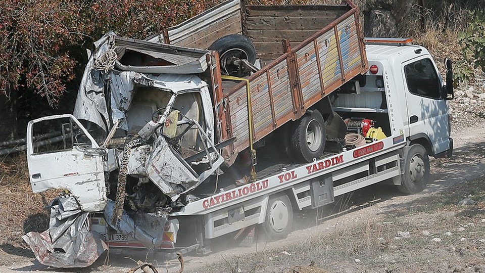 Kazaya karışan kamyon kaldırılarak İzmir Adli Tıp Kurumu'na götürüldü.