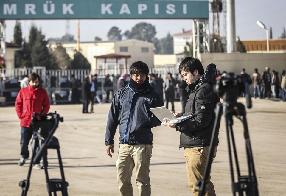 IŞİD’in elindeki Japon gazeteci Goto’nun serbest bırakılacağı yönündeki söylentiler üzerine, çoğu Japonlardan oluşan gazeteciler Akçakale Sınır Kapısı önünde bekleyişini sürdürüyor.