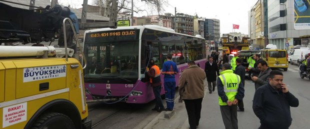 yine-otobus-kazasi...-surucu-direksiyon-kilitlendi_3919_dhaphoto3.jpg