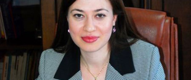 Kadın deprem anında bile sokağa çıkamıyor