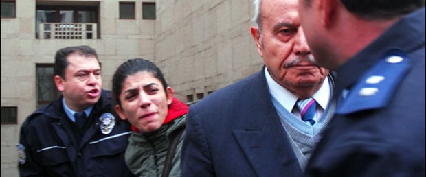 Kadınlardan Üzmez’e şemsiye ve yumurta
