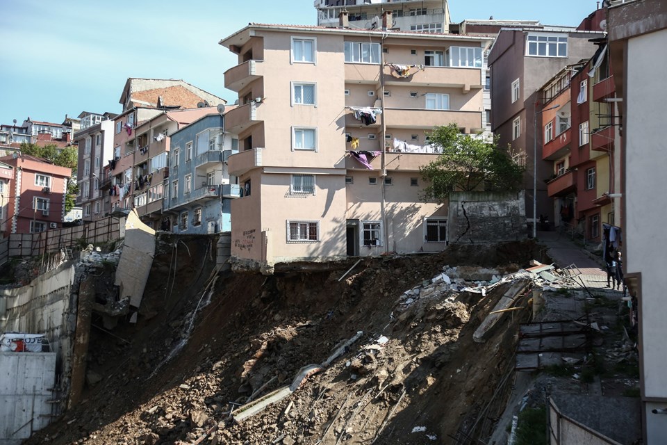 Riskli bina kontrollü yıkılıyor.
