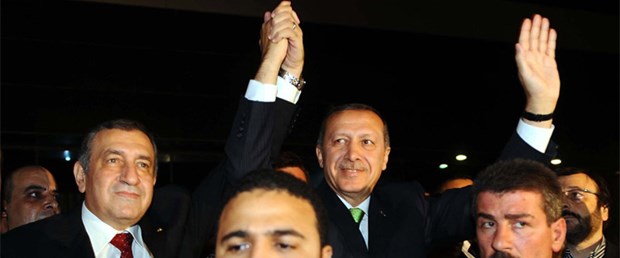 Kamer Genç AK Parti'nin kapatılmasını istedi