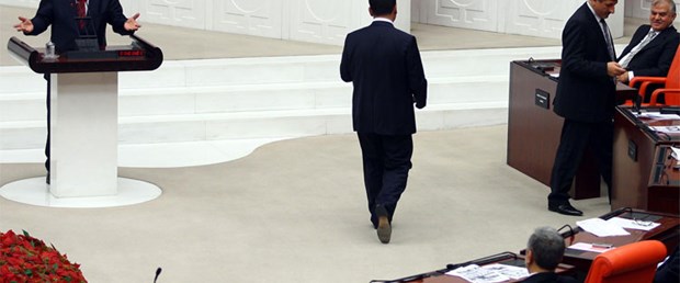 Kamer Genç: Böyle geri zekalı kafa olur mu?