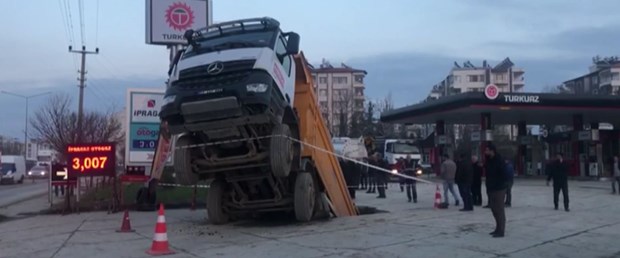 AdÄ±yamanâÄ±n Kahta ilÃ§esinde akaryakÄ±t istasyonunun giriÅinde mÄ±cÄ±r yÃ¼klÃ¼ kamyon, beton zemin Ã§Ã¶kÃ¼nce Ã§ukura dÃ¼ÅtÃ¼. ile ilgili gÃ¶rsel sonucu