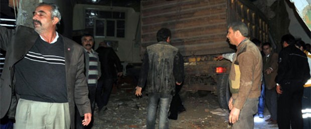 Kamyon kahvehaneye girdi: 1 ölü, 13 yaralı