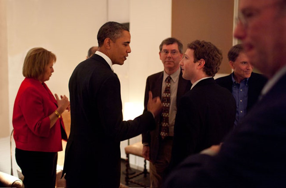 Zuckerberg, ABD Başkanı Barack Obama'yla tanıştığında takım elbise giymeyi ihmal etmedi.
