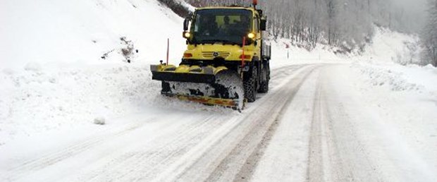 Kar yolları kapattı