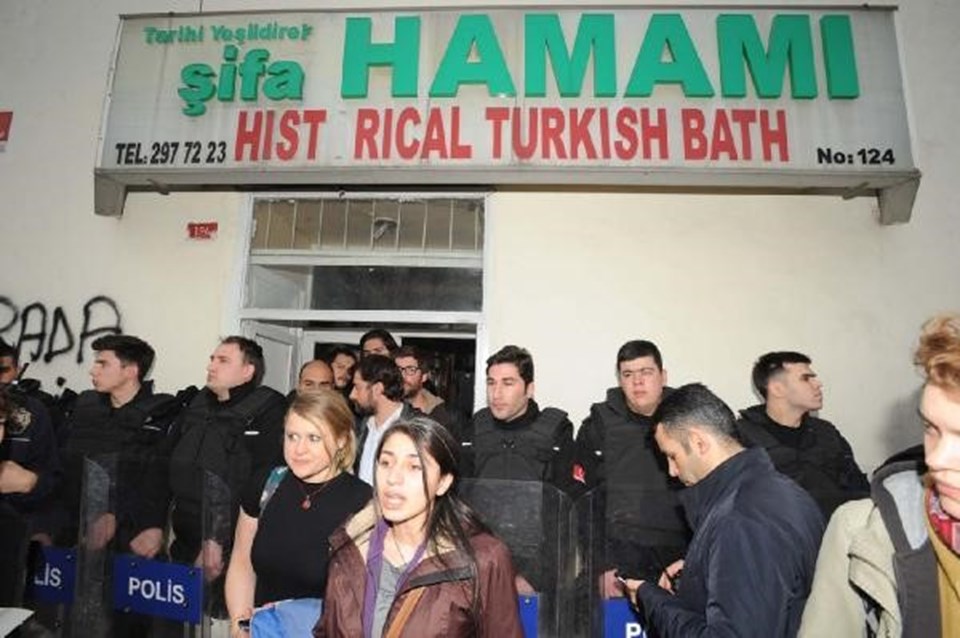 Sosyal medyadan olayı duyan Erasmuslular hamamın önünde toplandı.