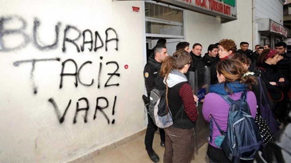 Protesto için gelen kadınlar tepkilerini hamamın duvarına yazı yazarak dile getirdi.
