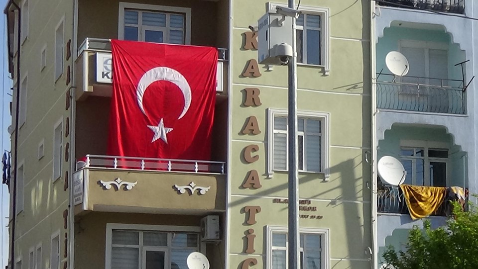 İddianamede adı geçen Ensar Vakfı'nın, Karaman Şubesi binasındaki tabelaların üzerine Türk bayrağı asıldığı görüldü.