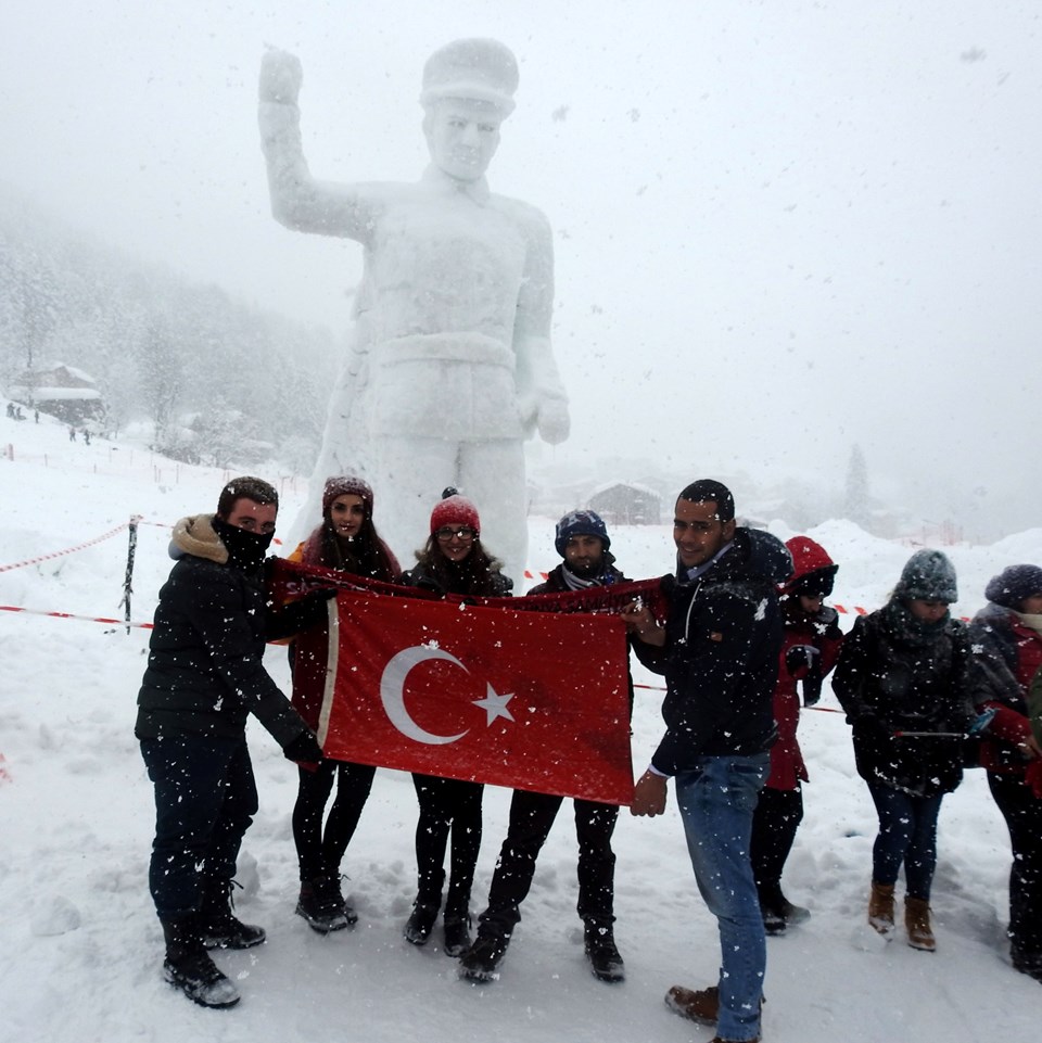 Şenlik alanındaki birçok kişi 3 buçuk metrelik anıt önünde Türk bayrağı ile fotoğraf çektirdi.