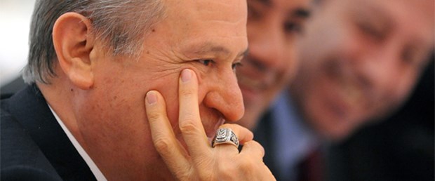 Kendi tasarladığı yüzükle poz verdi