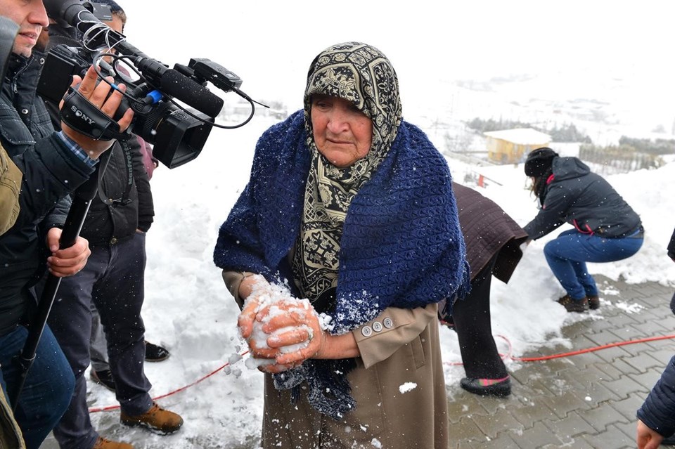 Cenaze töreninin ardından anne Çiğdem Köklü, kartopu yaparak tabuta koydu.