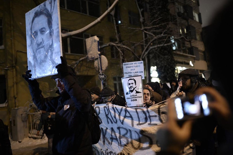 Köklü'nün cenazesi, dün akşam, bıçaklandığı dükkanın önüne götürülmüştü