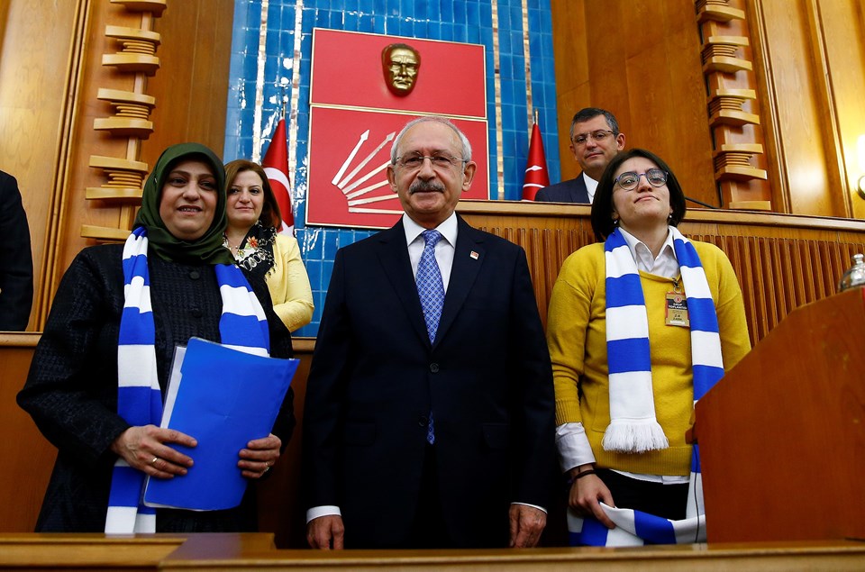 Konuşma öncesi otizmli çocukların aileleri adına Binnur Uzun (solda), Kılıçdaroğlu'na sorunlarını içeren bir dosya verdi.