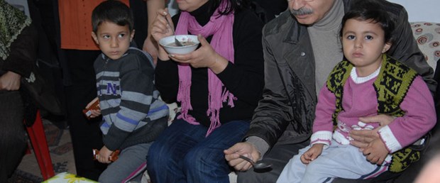 Kılıçdaroğlu gecekonduda aşure yedi