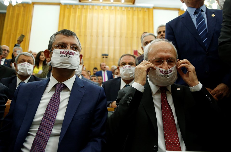 Kılıçdaroğlu ve bazı milletvekilleri, grup toplantısında Lösemili Çocuklar Haftası kapsamında lösemi hastası çocuklara ve hastalığa dikkati çekmek için maske taktı.