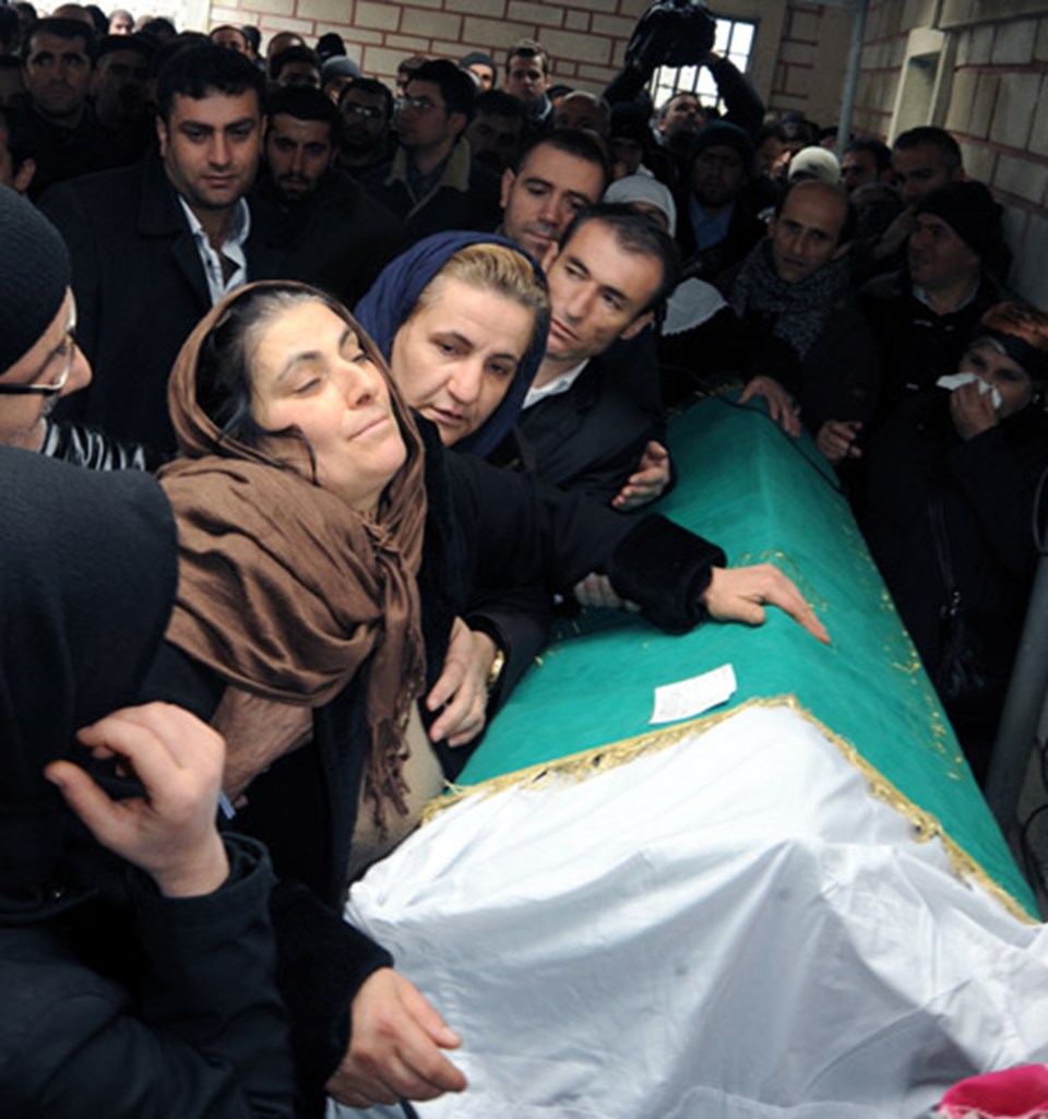 Anne Emine Vural, cenazede gözyaşı döktü.
