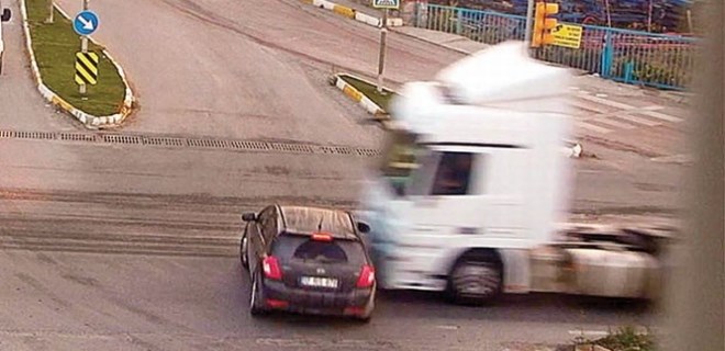 KIRMIZI IŞIKTA GEÇTİ, KAZA YAPTI (ŞEKER HASTALIĞI SAVUNMASI)