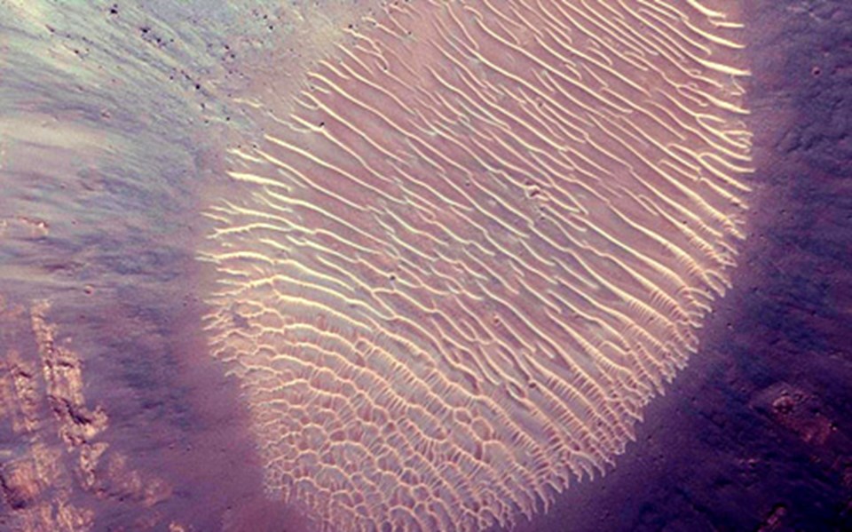 Bu fotoğraf, Mars’ın Coprates bölgesindeki bir krateri gösteriyor. Dev bir parmak izine benzeyen oluşum bu şeklini, bilimcilere göre suyun buharlaşması sonrası biriken çökeltilere borçlu.