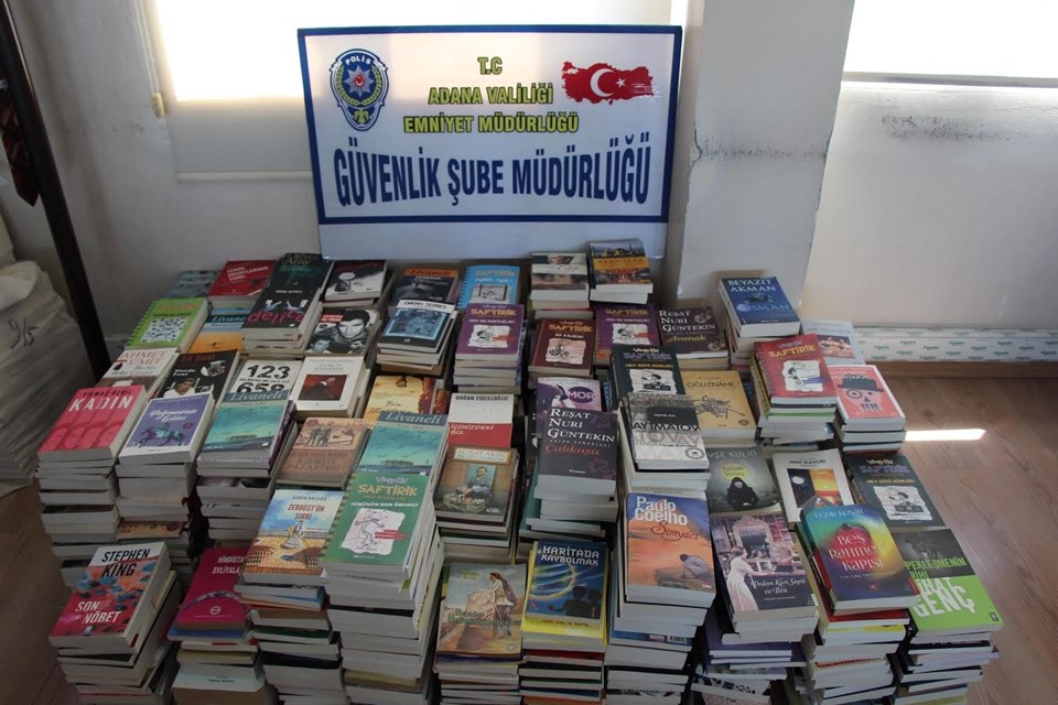Su deposu görünümlü dolapta bulunan 994 bandrolsüz kitap, Adana Emniyet Müdürlüğü'ne getirildi.
