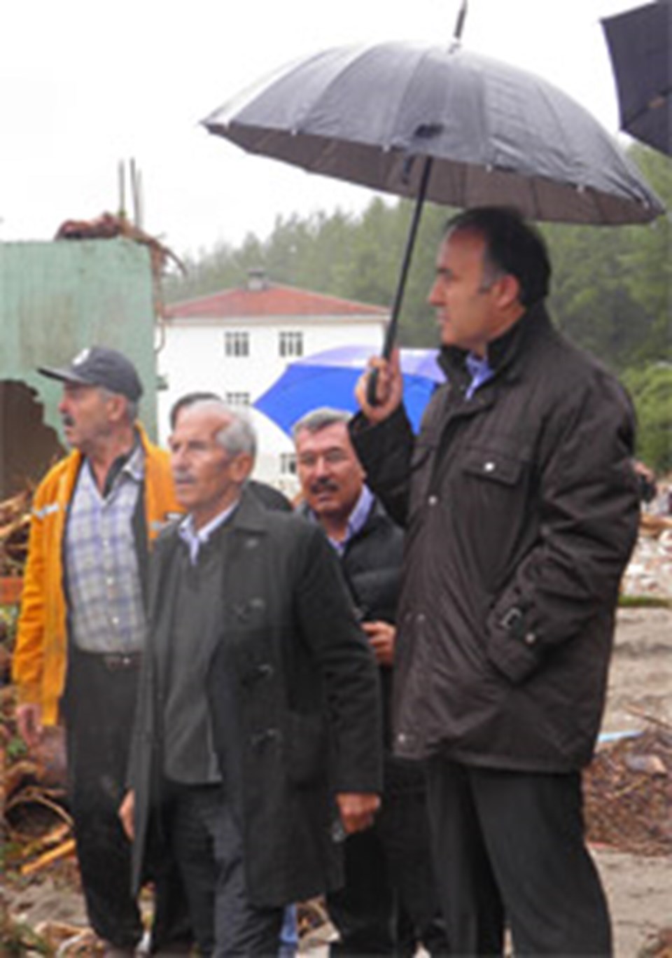Vali Altıparmak Haskızılören köyünde incelemelerde bulundu.