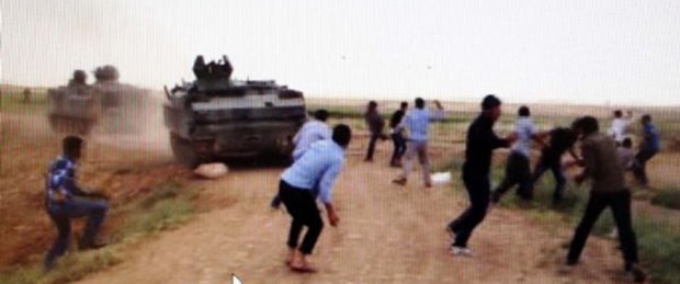 Köylüler tankları taşladı