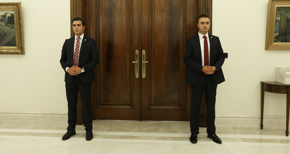 Toplantıda YAŞ üyesi komutanların yanında emir subaylarının yer almadığı görülürken, Köşk'te yapılan toplantıda kapıda asker yerine polisler bekledi. 