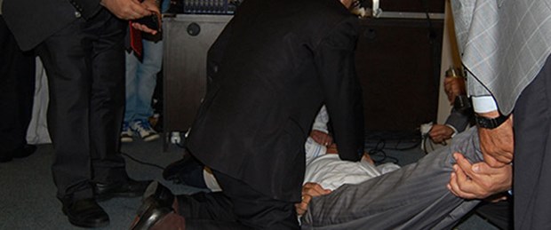 Kürsüde kalp krizi geçirdi