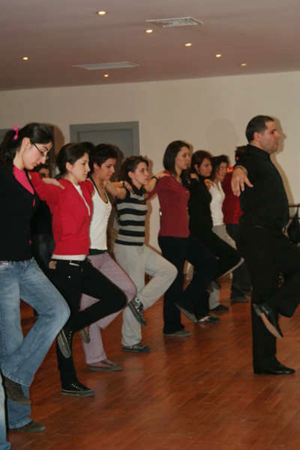 Cemal Atila, meraklısına Yunan dansları dersleri de veriyor.